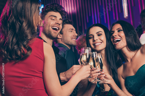 Photo portrait of cheerful laughing people drinking champagne together clinking glasses making up dreams