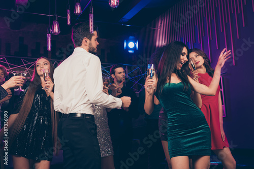 Photo portrait of carefree woman dancing together near guy holding champagne glass