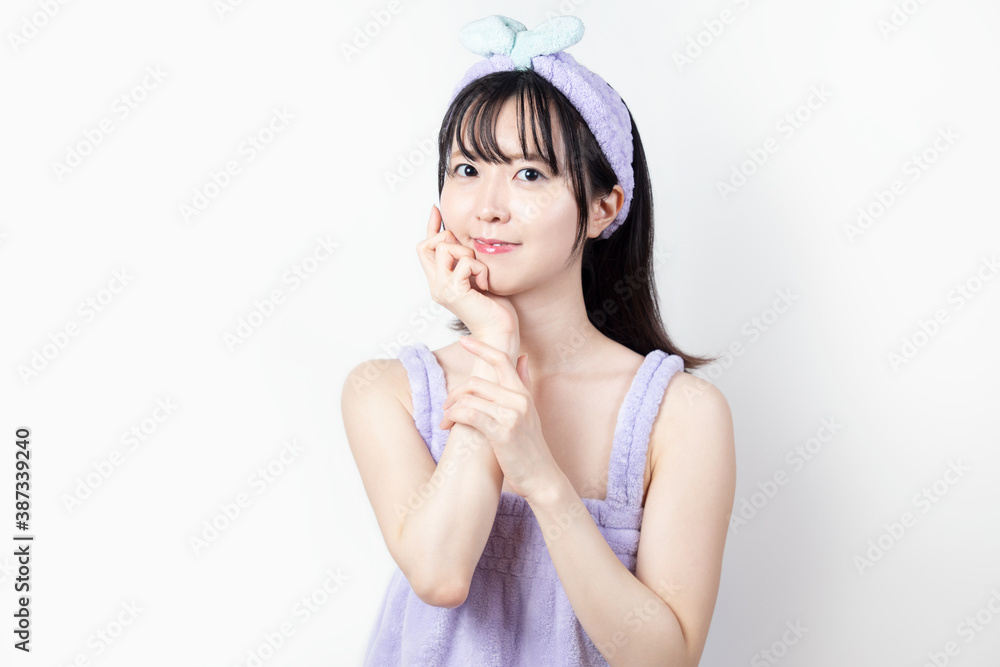 肌に手を当てている女性 美容のイメージ 肌に手を当てている女性 美容のイメージ