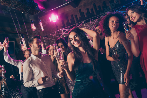 Photo portrait of carefree people dancing at nightclub with champagne glasses
