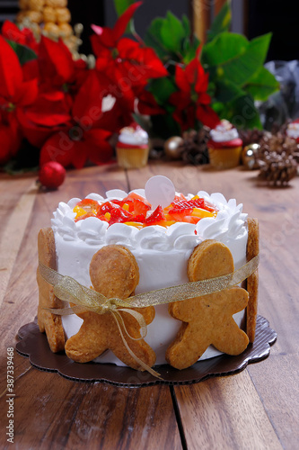cake with ginger cookies