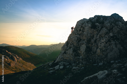 Foto Silueta de un escalador en la vertiente sur de los Picos de Europa con luces del