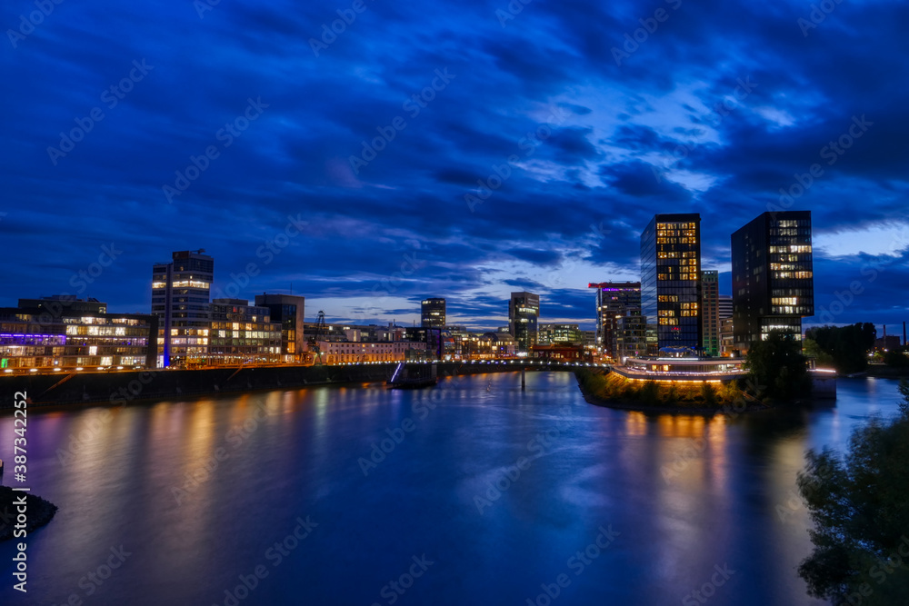 Gebäude zur blauen Stunde im Düsseldorfer Hafen	