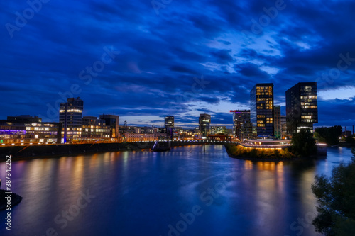 Gebäude zur blauen Stunde im Düsseldorfer Hafen 