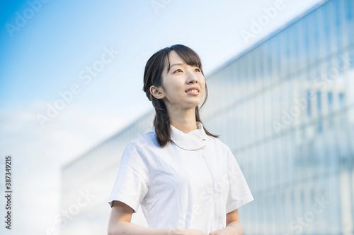 Free Download 白衣の女性（看護師・歯科衛生士・サロン全般など医療イメージ） - GFXLoad