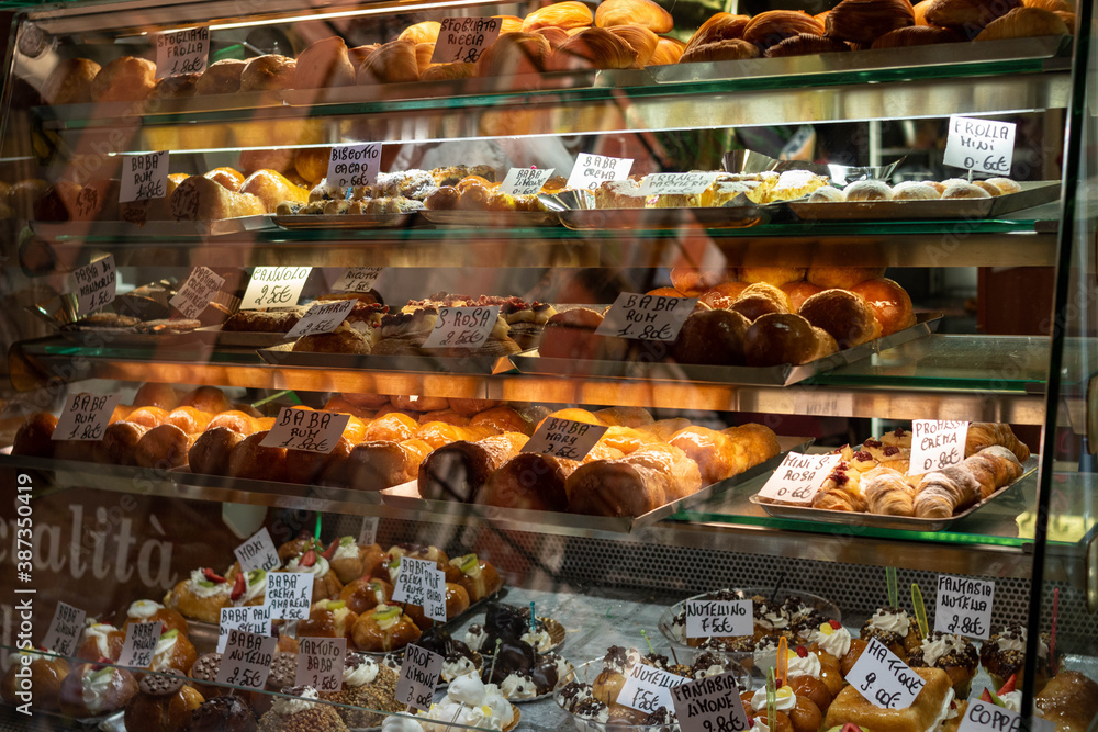 sfogliatelle e babà sfogliatelle e babà