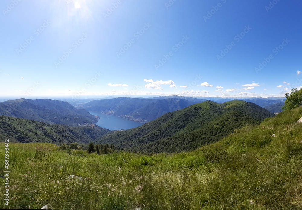 Obraz premium Bellissima vista panoramica sul lago dalla cima del monte Palanzone in Lombardia, viaggi e paesaggi in Italia