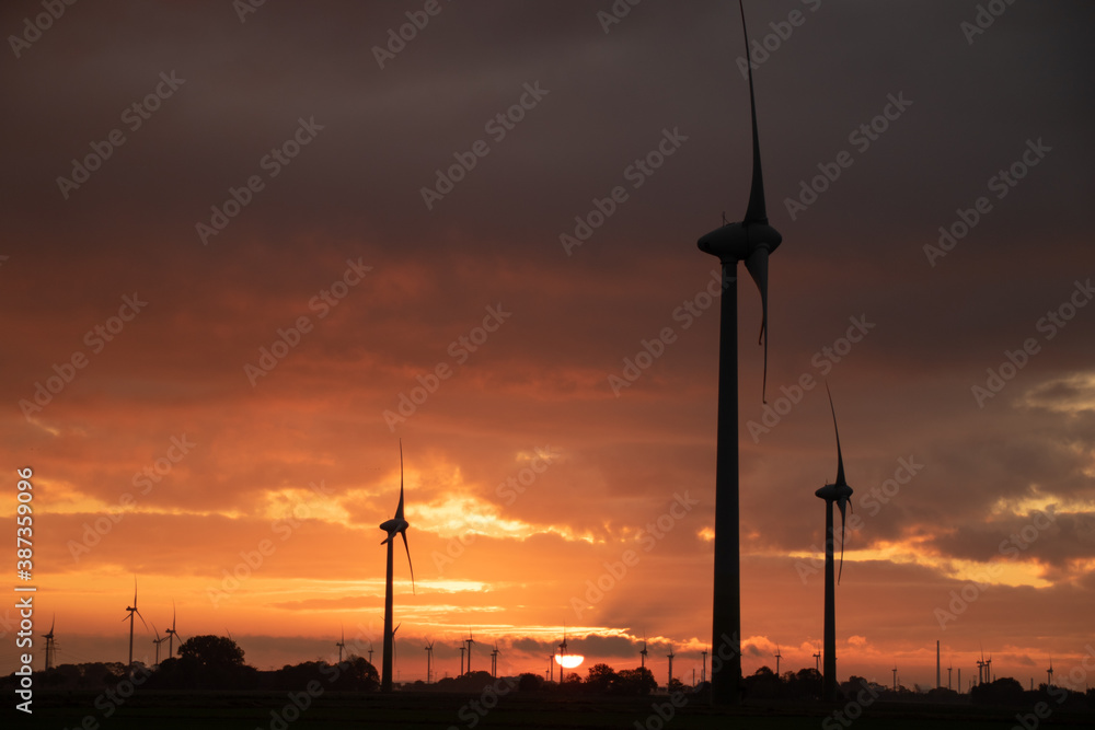 Obraz premium Sonnenaufgang im Windpark 4