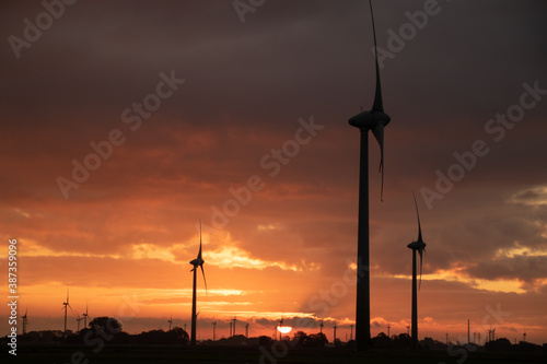 Sonnenaufgang im Windpark 4