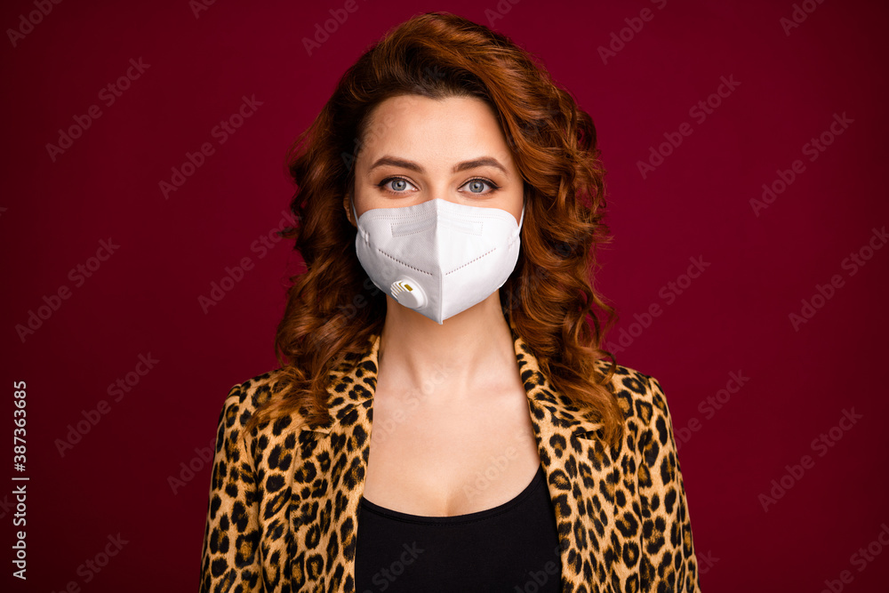 Φωτογραφία Portrait of lady wear medical mask good outfit isolated over dark maroon burgund