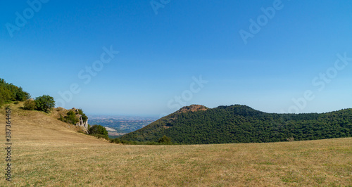 Paesaggio di montagna Lungo il sentiero 109 AG da Poggio San Romualdo a Castelletta photo