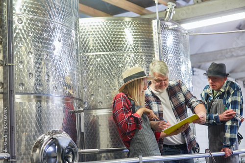 Gruppe Arbeiter in Brauerei oder Weinkellerei