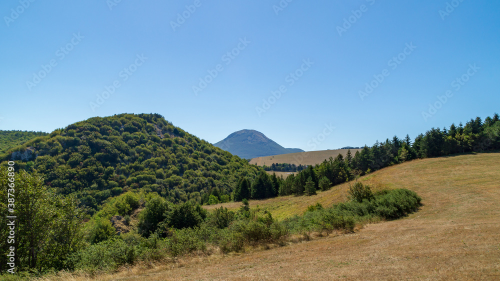 Paesaggio di montagna Lungo il sentiero 109 AG da Poggio San Romualdo a Castelletta