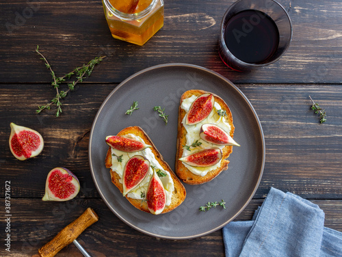 Bruschetta with figs, honey and cheese. Healthy eating. Vegetarian food.