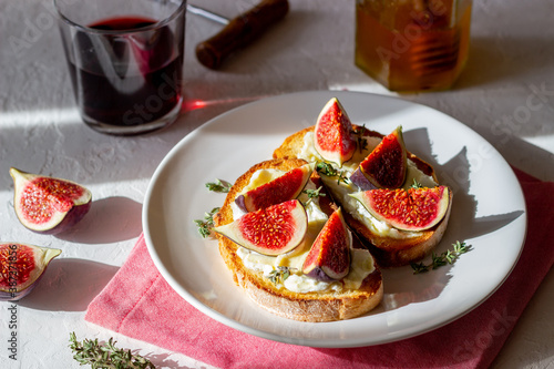 Bruschetta with figs, honey and cheese. Healthy eating. Vegetarian food.