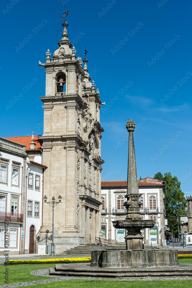 Obraz premium Santa Cruz or Holy Cross Church, Carlos Amarante square, Braga, Minho, Portugal