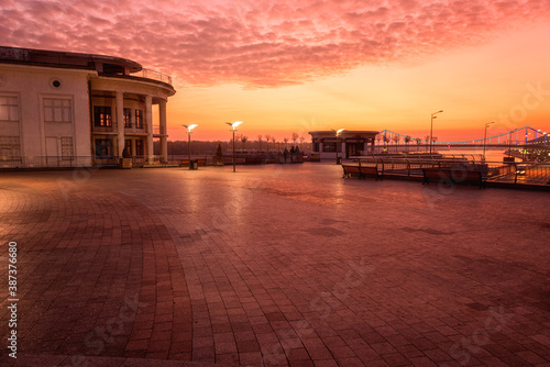 Obraz na plátně City square and River port in Kyiv (Kiev) at sunrise, scenic cityscape, Ukraine