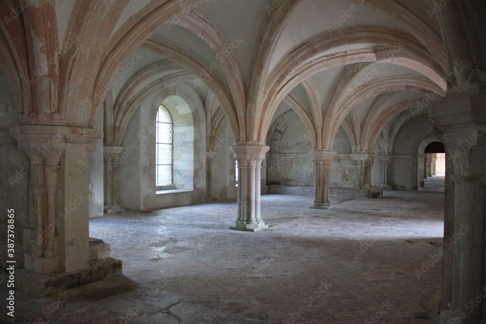 Cloître épuré abbaye cistercienne de Fontenay