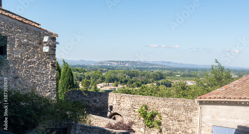 murs anciens dans un village en ruine du lubéron en France et le panorama sur la plaine de la vallée du rhône, sa végétation méditerranéenne et ses collines un jour ensoleillé 