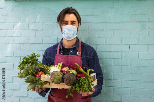 Tableau sur toile greengrocer who delivers fresh vegetables directly to your home