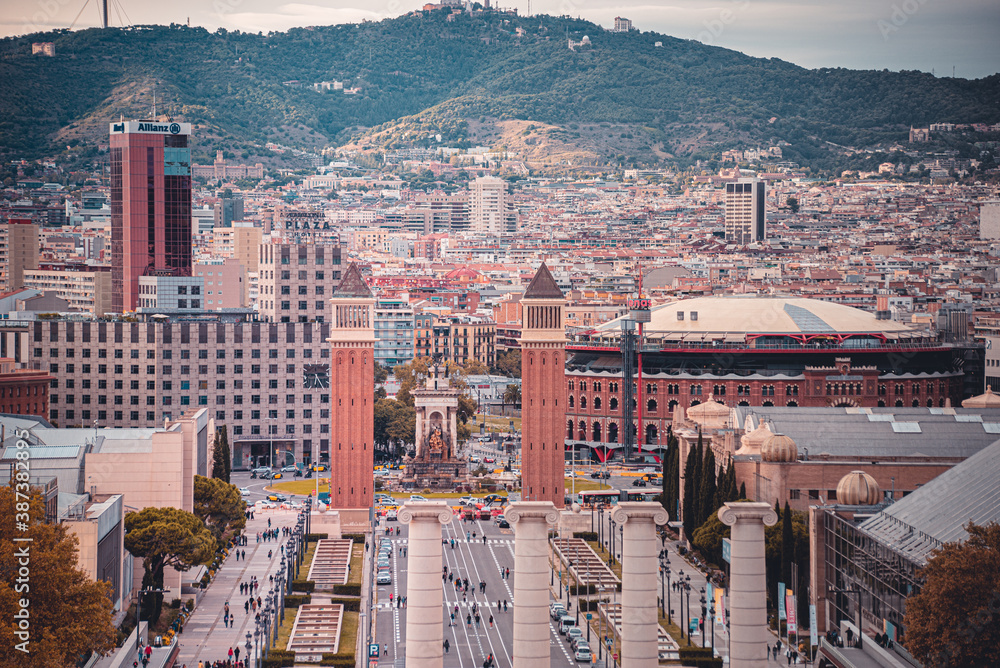 Vista aérea de Placa Espanya y Montjuic con el Museo Nacional de Arte de Cataluña, Barcelona, España 2020