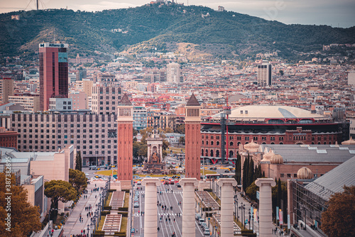 Obraz na płótnie Vista aérea de Placa Espanya y Montjuic con el Museo Nacional de Arte de Cataluña, Barcelona, España 2020 w salonie