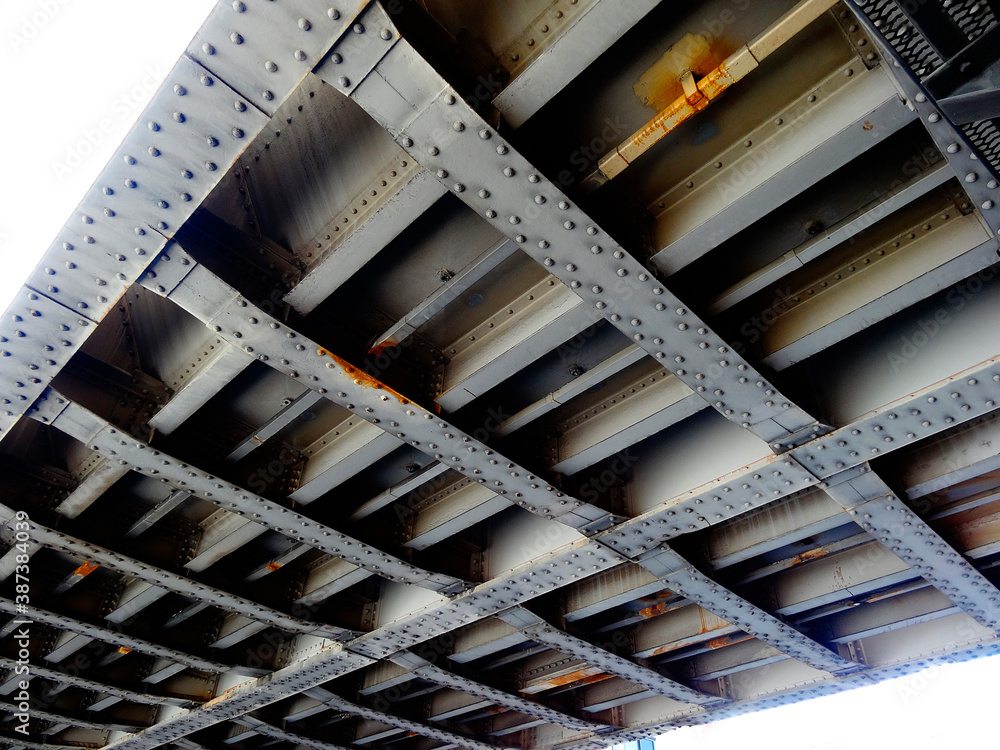 JR西11の高架橋の鉄骨