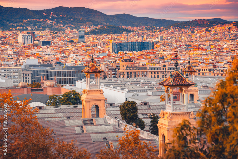 Vista aérea de Placa Espanya y Montjuic con el Museo Nacional de Arte de Cataluña, Barcelona, España 2020