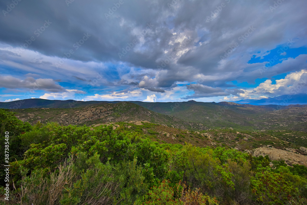 Schöne Berglandschaft in der Wüste des Agriates mit dramatischem Himmel, nähe Saint Florent Korsika