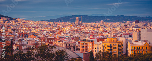 Obraz na płótnie Vista panorámica de la Sagrada Familia y de la ciudad de Barcelona, España 2020 w salonie