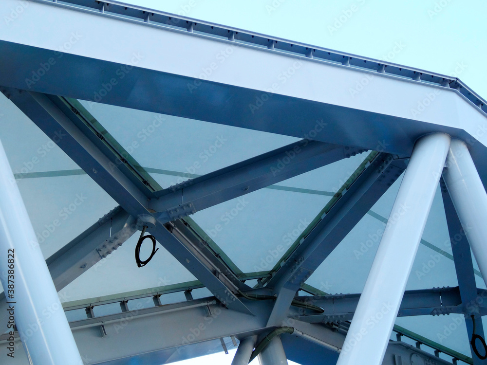 歩道橋のテント屋根と鉄骨 StockFoto Adobe Stock