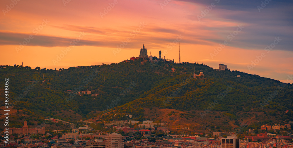 Vista aérea de Placa Espanya y Montjuic con el Museo Nacional de Arte de Cataluña, Barcelona, España 2020