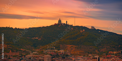 Obraz na płótnie Vista aérea de Placa Espanya y Montjuic con el Museo Nacional de Arte de Cataluña, Barcelona, España 2020 w salonie