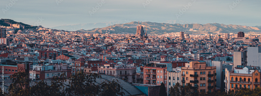Vista panorámica de la Sagrada Familia y de la ciudad de Barcelona, España 2020