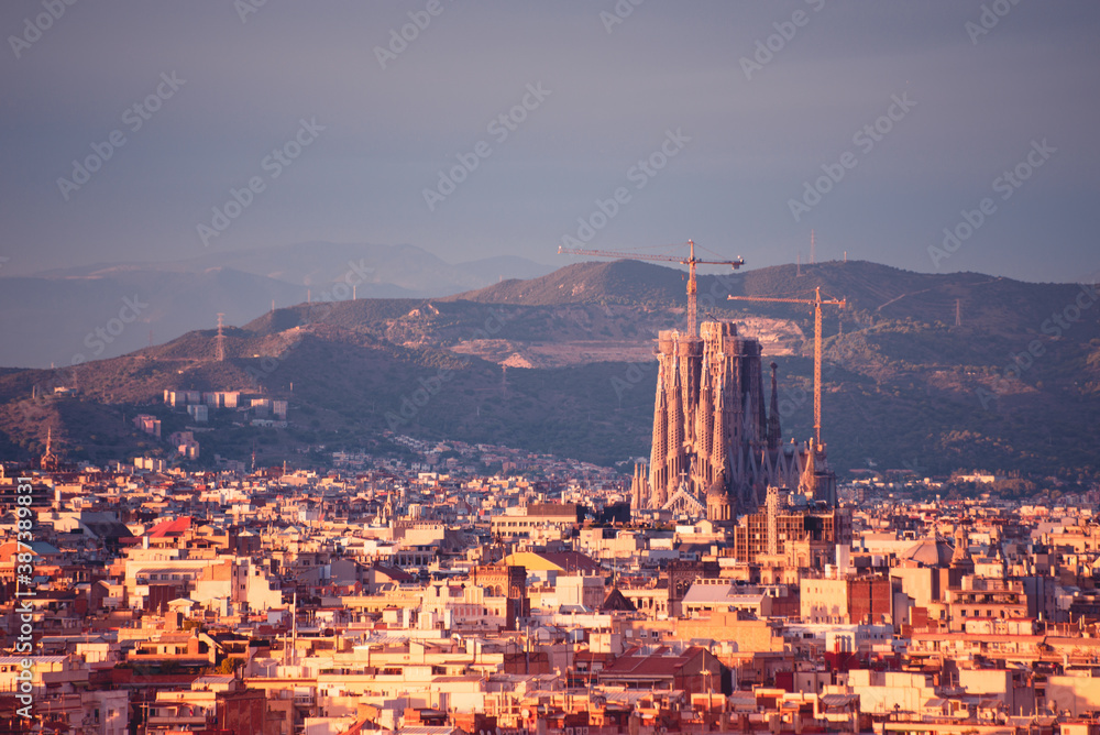Vista panorámica de la Sagrada Familia y de la ciudad de Barcelona, España 2020