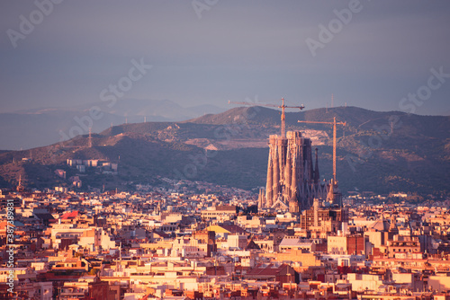 Obraz na płótnie Vista panorámica de la Sagrada Familia y de la ciudad de Barcelona, España 2020 w salonie
