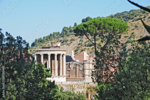 Tivoli - Parco Villa Gregoriana, vista sul tempio della Sibilla