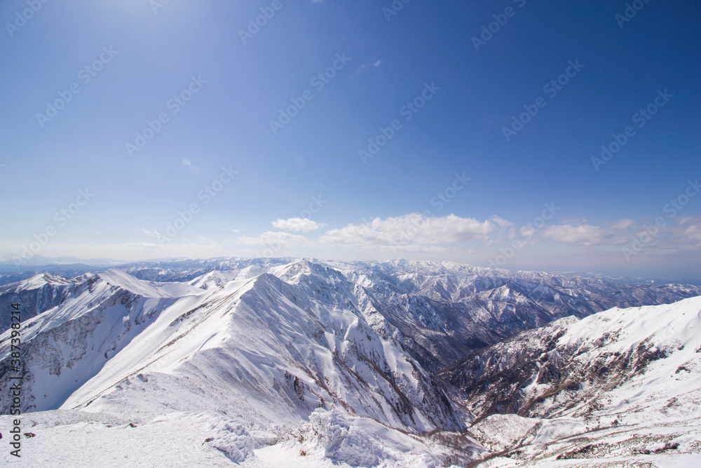 厳冬期の谷川岳から見る万太郎山方面