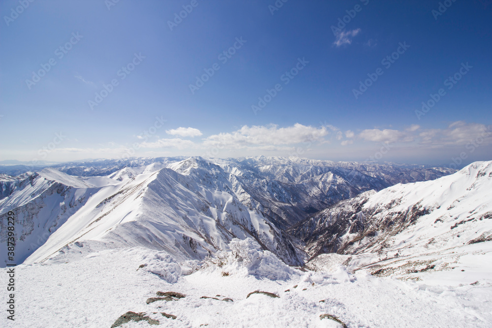 Naklejka premium 厳冬期の谷川岳から見る万太郎山方面