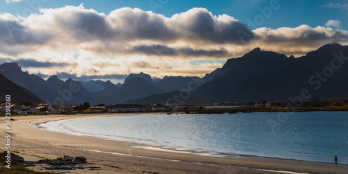 Plaża Rambergstranda na wyspie Flakstadøya należącej do archipelagu Lofoty w Norwegii