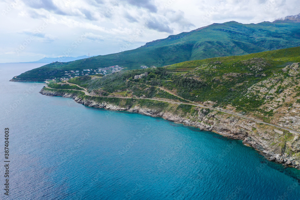 Drohnenblick auf die Küste Korsikas, Felsklippen am Mittelmeer. Cap Corse, Korsika, Golf von Aliso, Frankreich