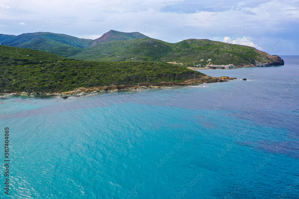 Φωτογραφία Drohnenblick auf die Küste Korsikas,  Felsklippen am Mittelmeer