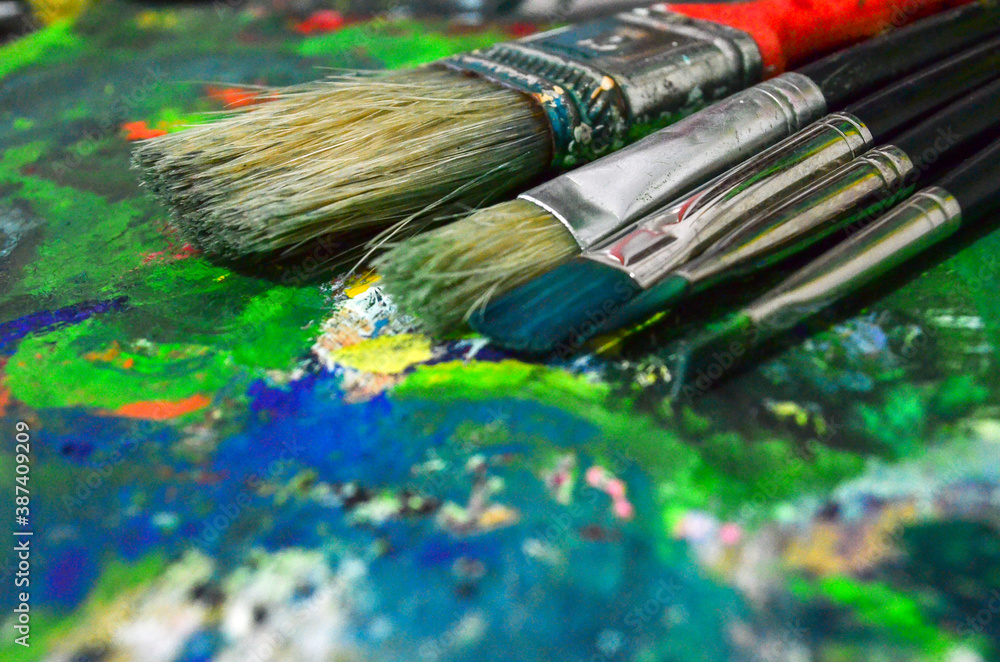 Fototapeta premium Painter Palette With Colours and brushes