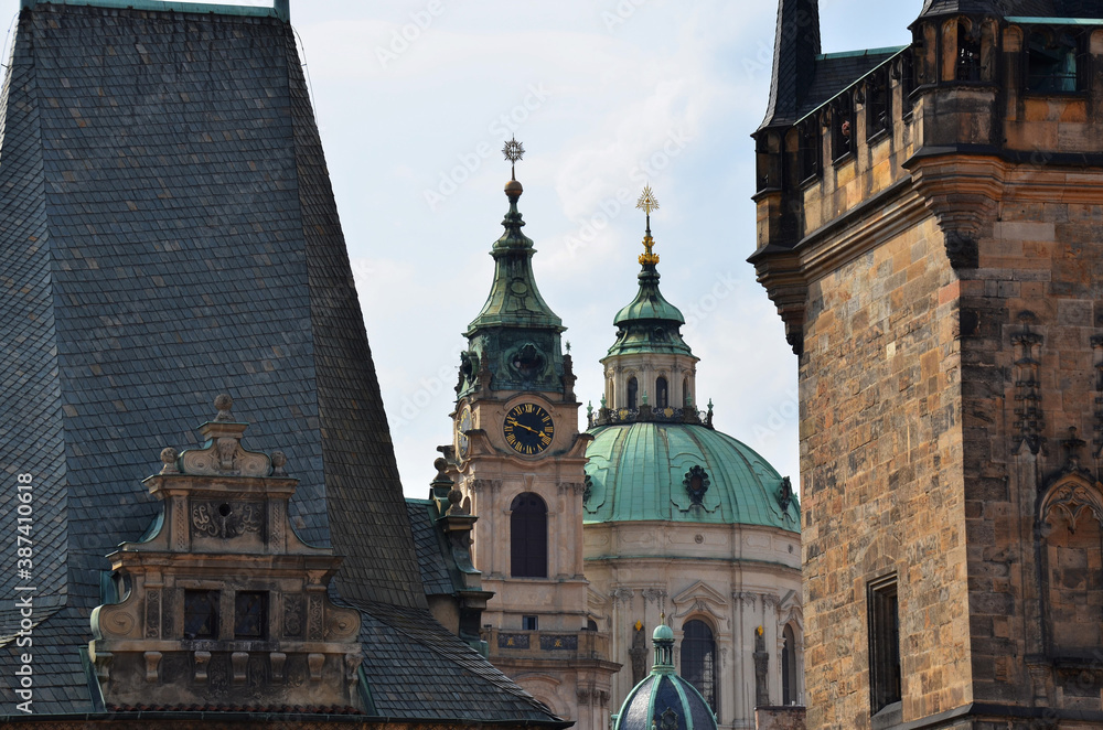 vistas de algunas torres y bovedas del centro de la ciudad de Praga