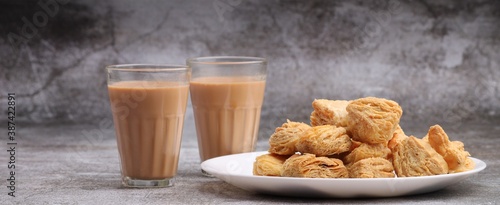 Fényképezés indian khari or kharee or salty Puff Pastry Snacks, served with indian hot tea