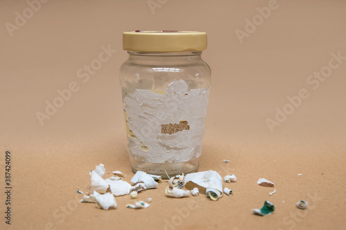 Billede på lærred Removing sticky labels from glass jars. Hard to remove tags