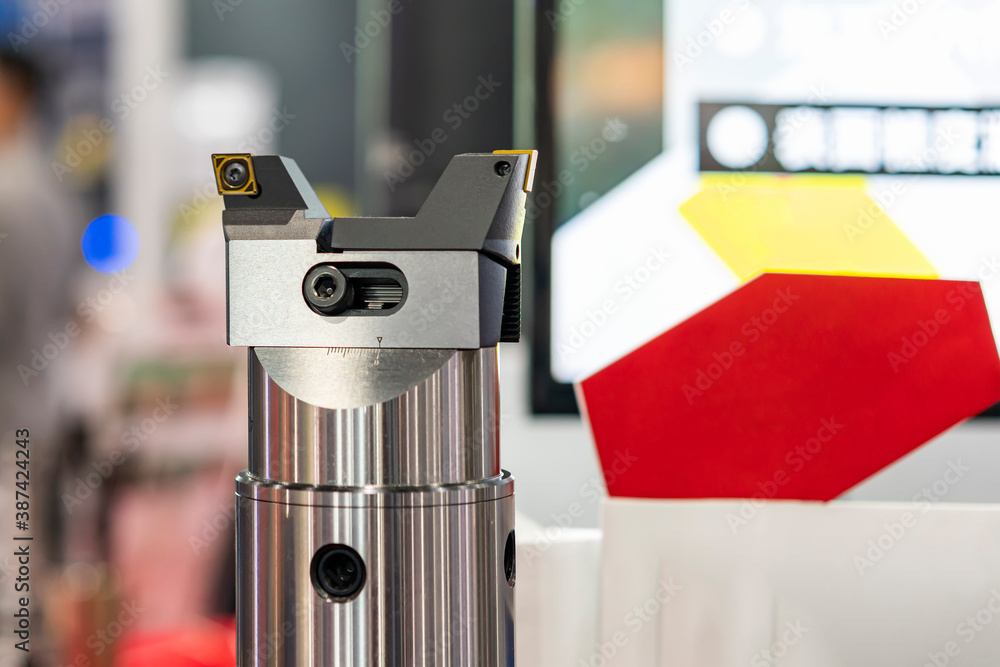 Fotografie close up adjustable holding head attach with insert carbide tip for cnc machinin