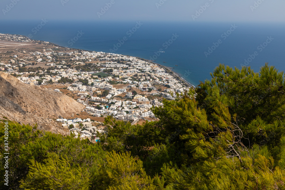 View of the Kamari resoer, Mesa Vouno mountain, Santorini, Greece. foto de  Stock | Adobe Stock