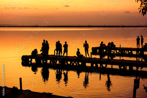 people watching the sunset in the Albufera of Valencia © cribea
