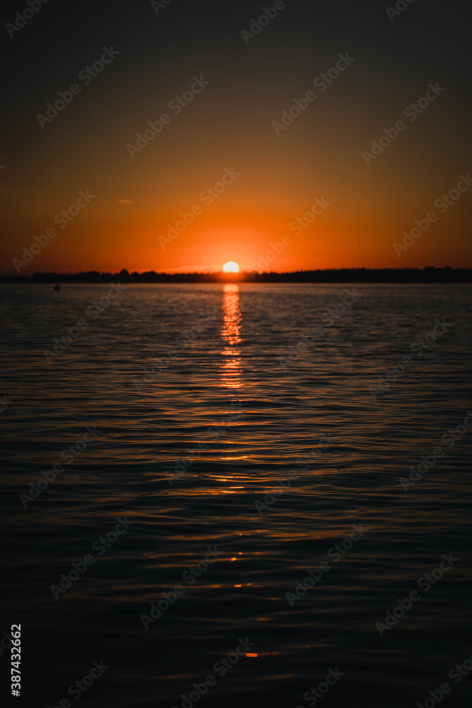 Sonnenuntergang über Wasser